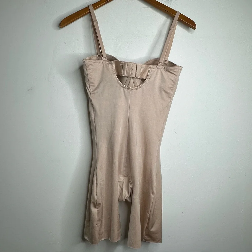 Spanx Women’s Strapless Cupped Mid-Thigh Bodysuit Size Medium - Picture 7 of 9